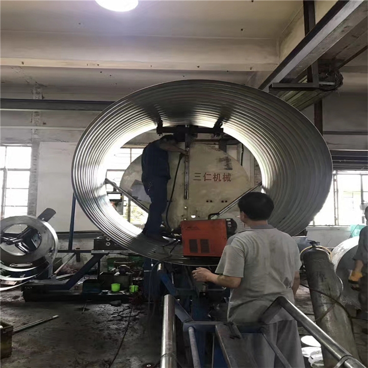 桂圓風管生產(chǎn)廠宏鑫通風工程公司專注桂圓鍍鋅共板法蘭風管加工和通風管道安裝工程